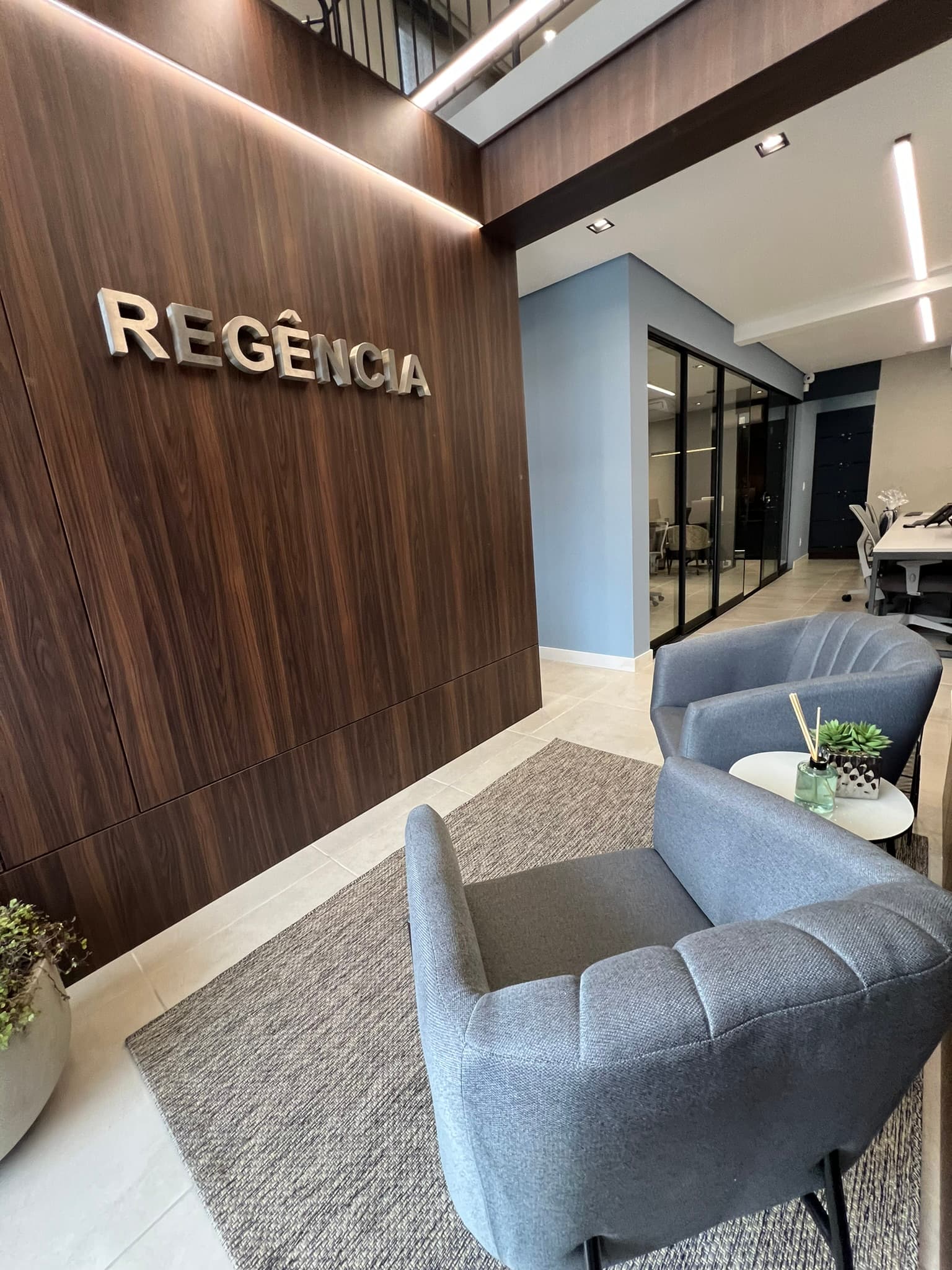 Recepção da Regência Contabilidade, com o nome da empresa na parede