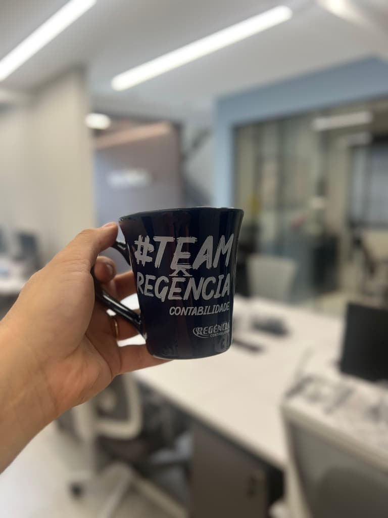 Caneca #TeamRegência, item de identidade da equipe