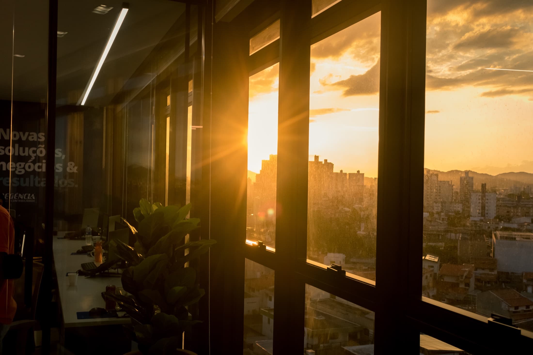 Escritório da Regência Contabilidade ao entardecer, com vista da cidade de Itajaí